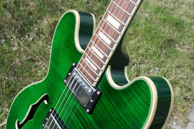 JAZZ SEMIAKUSTIK E GITARRE, ES335 STYLE, GEWÖLBTE DECKE, GROVER, FLAME